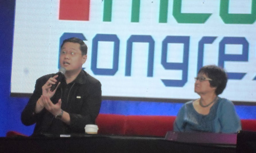 Dr. Wolfreda T. Alesna, professor of Development Communication and PACE Vice President for Visayas, moderating the discussions during the Pinoy Media Congress.